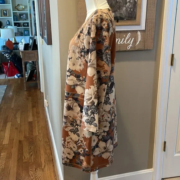 Solitaire Floral Blazer in Brown and Cream - Picture 4 of 7